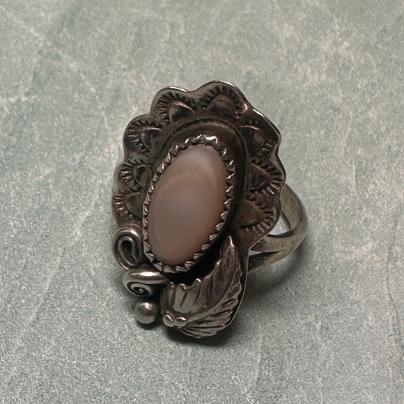Vintage Jewelry - Vintage sterling silver ring with pink mother of pearl oval stone leaf southwest